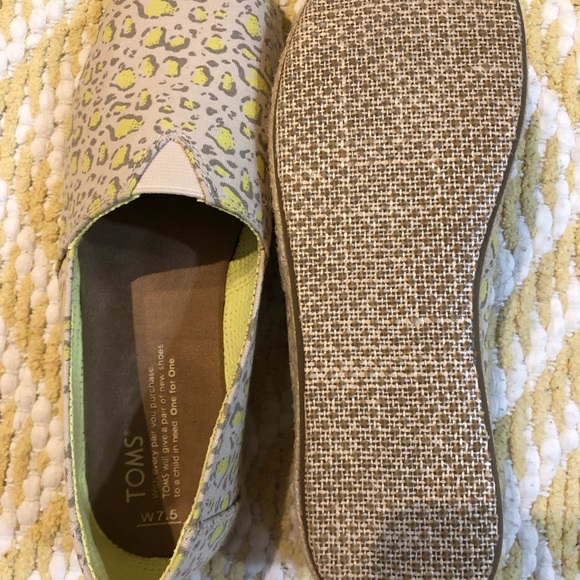 TOMS leopard print open toe slip ons with neon yellow - Picture 3 of 3